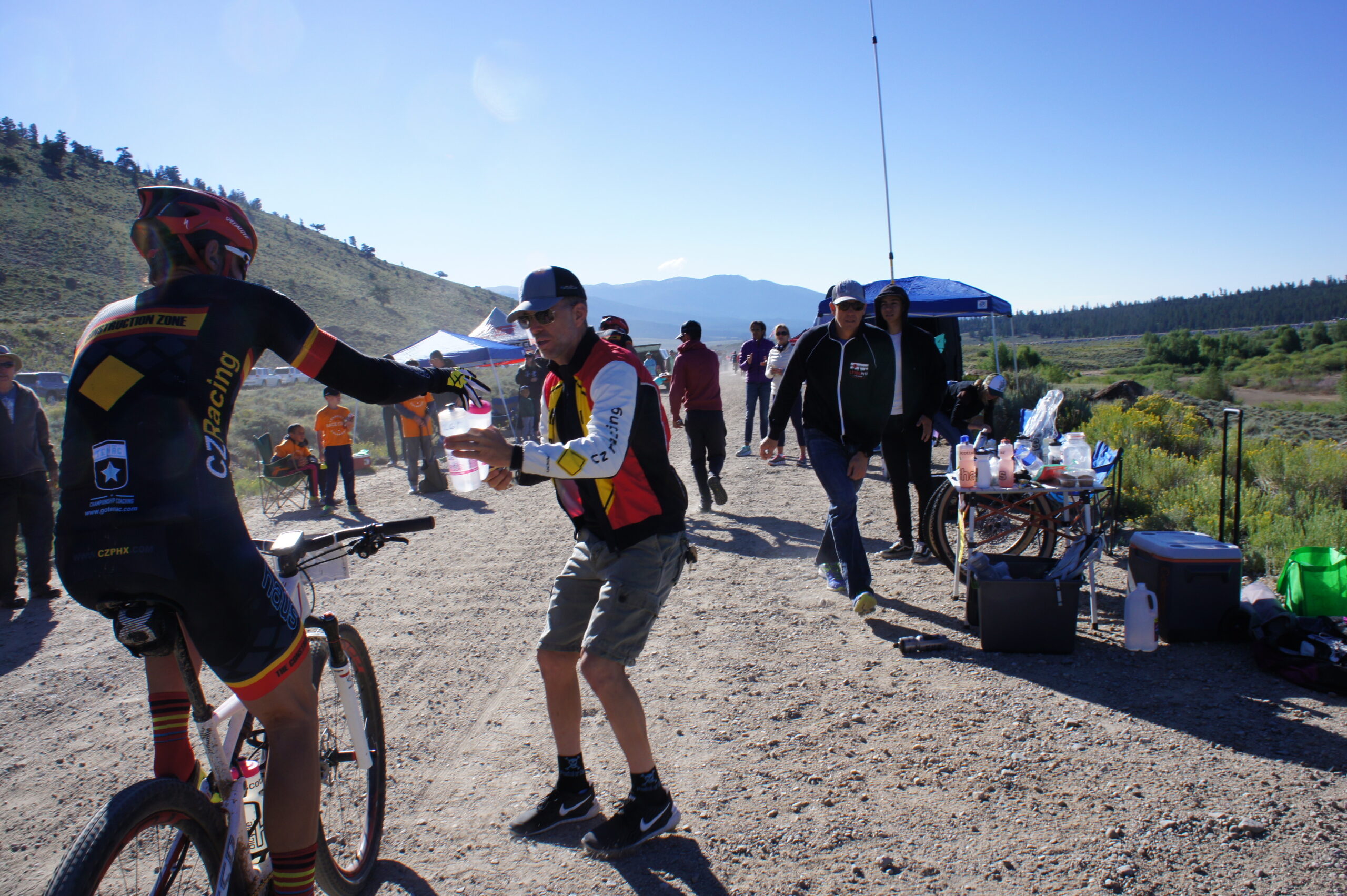 Feedzone handup at Twin Lakes, Leadville 100 MTB